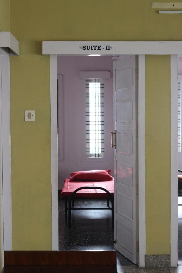 Bed And Bath For 1-8 People Hotell Thiruvananthapuram Exteriör bild